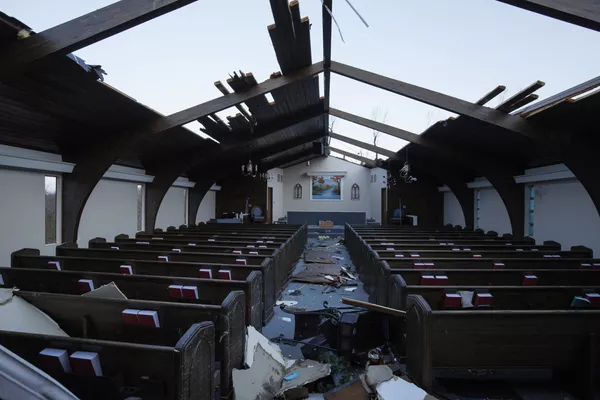 Más de 200.000 personas siguen sin electricidad ni agua. En la foto: Una iglesia destruida por el tornado en Mayfield, Kentucky. Más de 200.000 personas siguen sin electricidad ni agua. En la foto: Una iglesia destruida por el tornado en Mayfield, Kentucky. - Sputnik Mundo