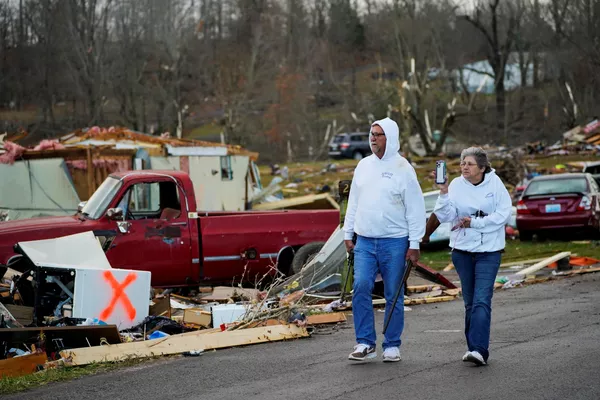 Los equipos de rescate siguen buscando supervivientes bajo los escombros, mientras las excavadoras despejan las calles. En la foto: los residentes que han perdido sus casas en Earlington, Kentucky. Los equipos de rescate siguen buscando supervivientes bajo los escombros, mientras las excavadoras despejan las calles. En la foto: los residentes que han perdido sus casas en Earlington, Kentucky. - Sputnik Mundo