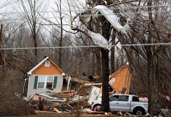 El presidente Joe Biden calificó el desastre como uno de los mayores de la historia del país. El gobernador de Kentucky, Andy Beshear, precisó que la trayectoria de la destrucción era de unos 365 km, lo que podría suponer un récord histórico y superaría al tornado de 1925, que mató a 695 personas. En la foto: las consecuencias del paso de un tornado en la ciudad de Dickson, Tennessee. - Sputnik Mundo