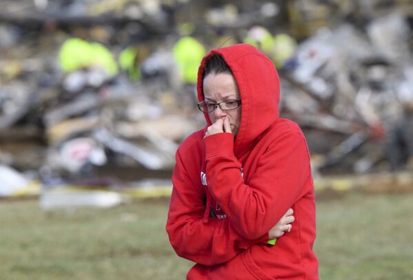 Los expertos creen que los tornados fuertes son muy raros en invierno y que el 10 de diciembre debe ser tratado como una anomalía que podría haber sido causada por el cambio climático. En la foto: una residente de Mayfield, Kentucky, frente a una fábrica de velas destruida por el tornado. - Sputnik Mundo