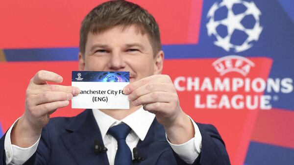 El exjugador Andréi Arshavin sostiene un papel del sorteo de Liga de Campeones - Sputnik Mundo