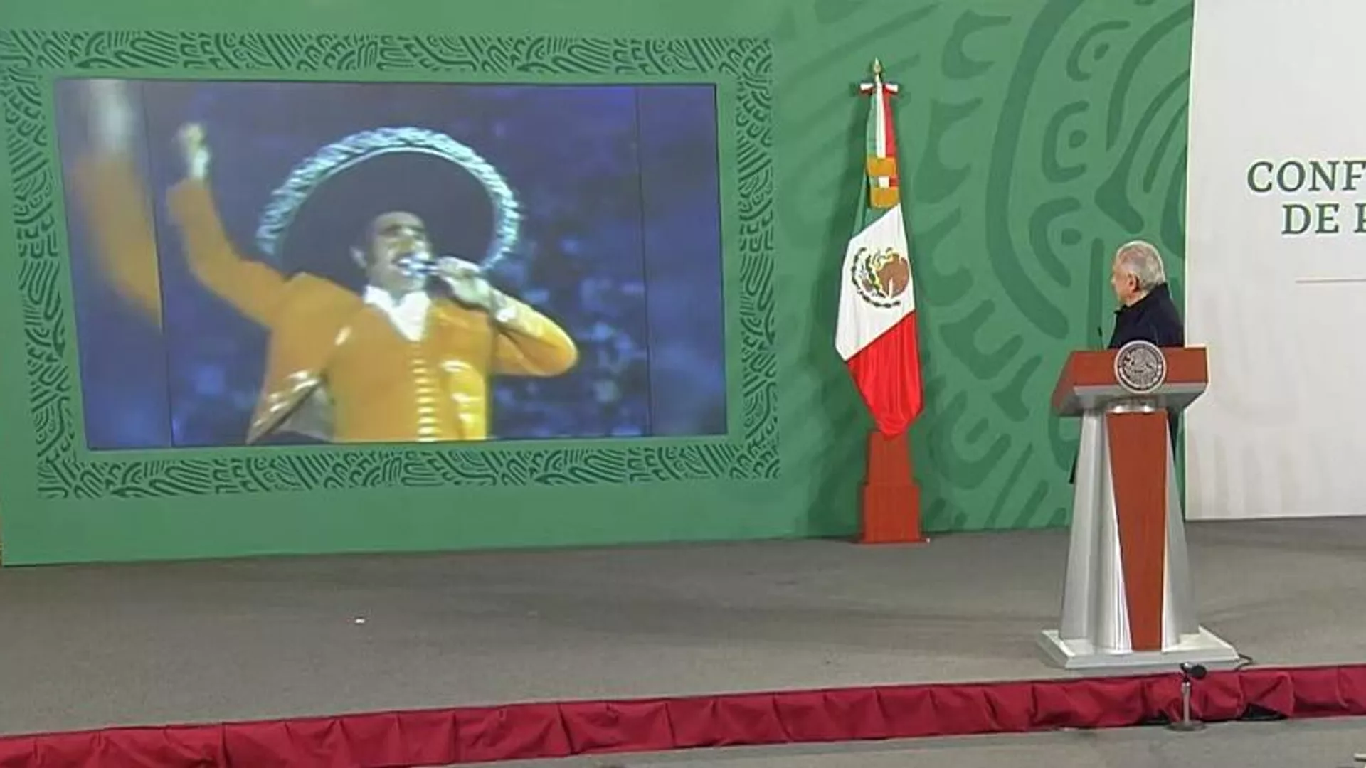 AMLO cierra su conferencia de prensa con un homenaje a Vicente Fernández. AMLO cierra su conferencia de prensa con un homenaje a Vicente Fernández. - Sputnik Mundo, 1920, 13.12.2021