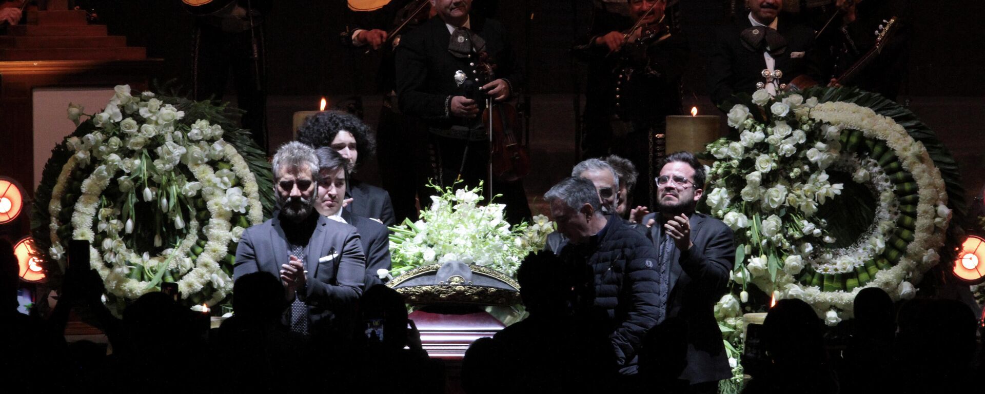 La familia Fernández en el homenaje al cantante mexicano Vicente Fernández - Sputnik Mundo, 1920, 13.12.2021