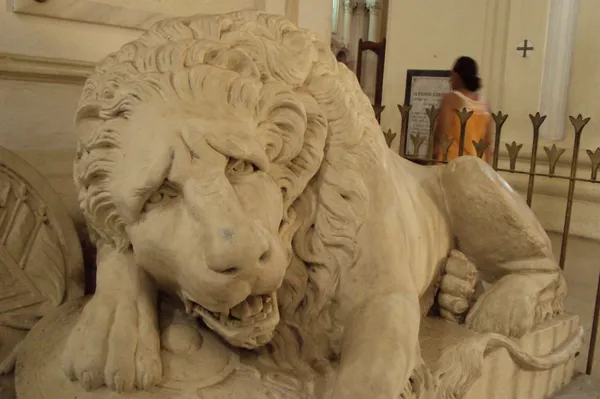 El león doliente, en la tumba de Rubén Darío El león doliente, en la tumba de Rubén Darío - Sputnik Mundo