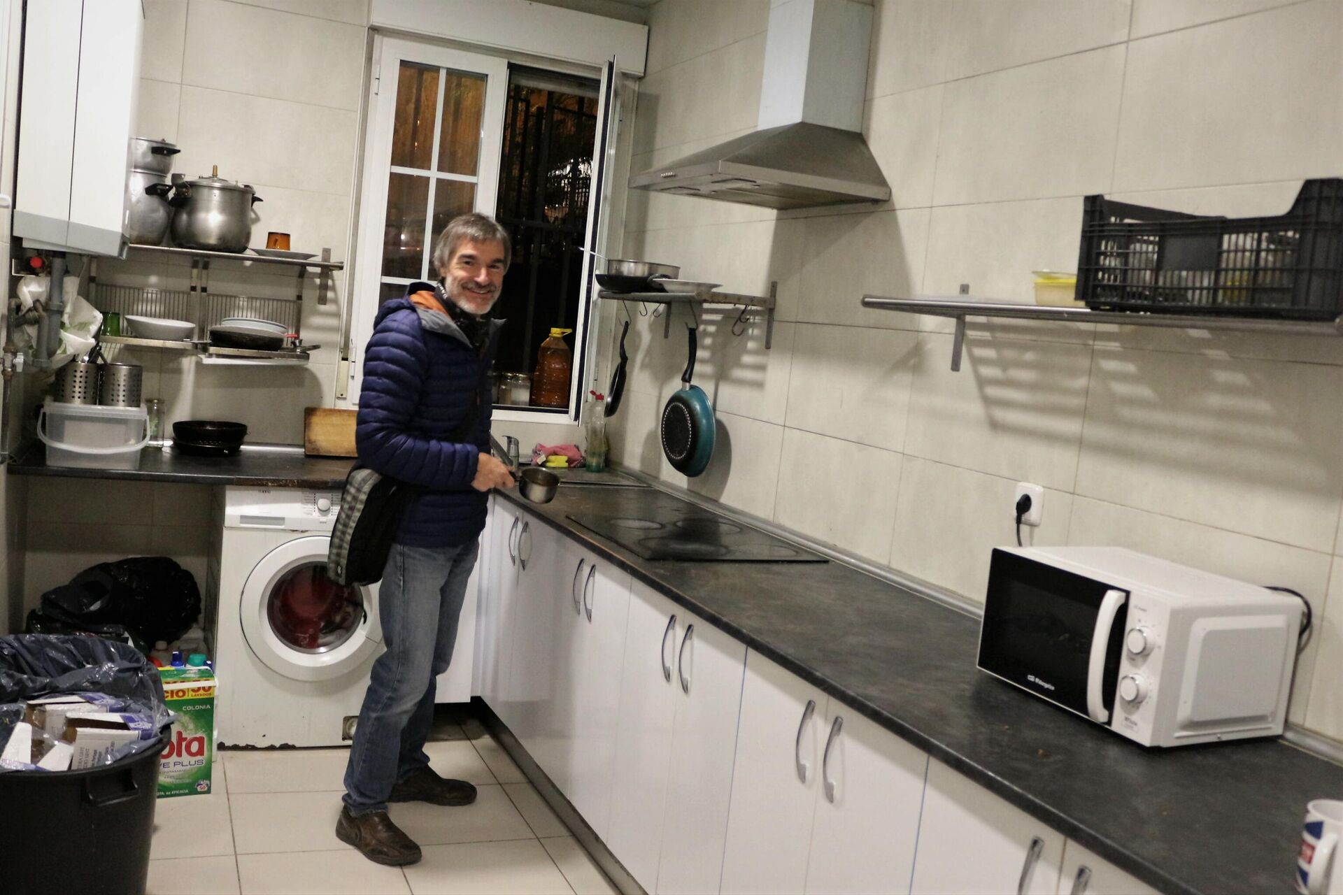 José Luis Alcobendas, voluntario del piso de Madrid donde se alojan extranjeros mayores de edad - Sputnik Mundo, 1920, 14.12.2021