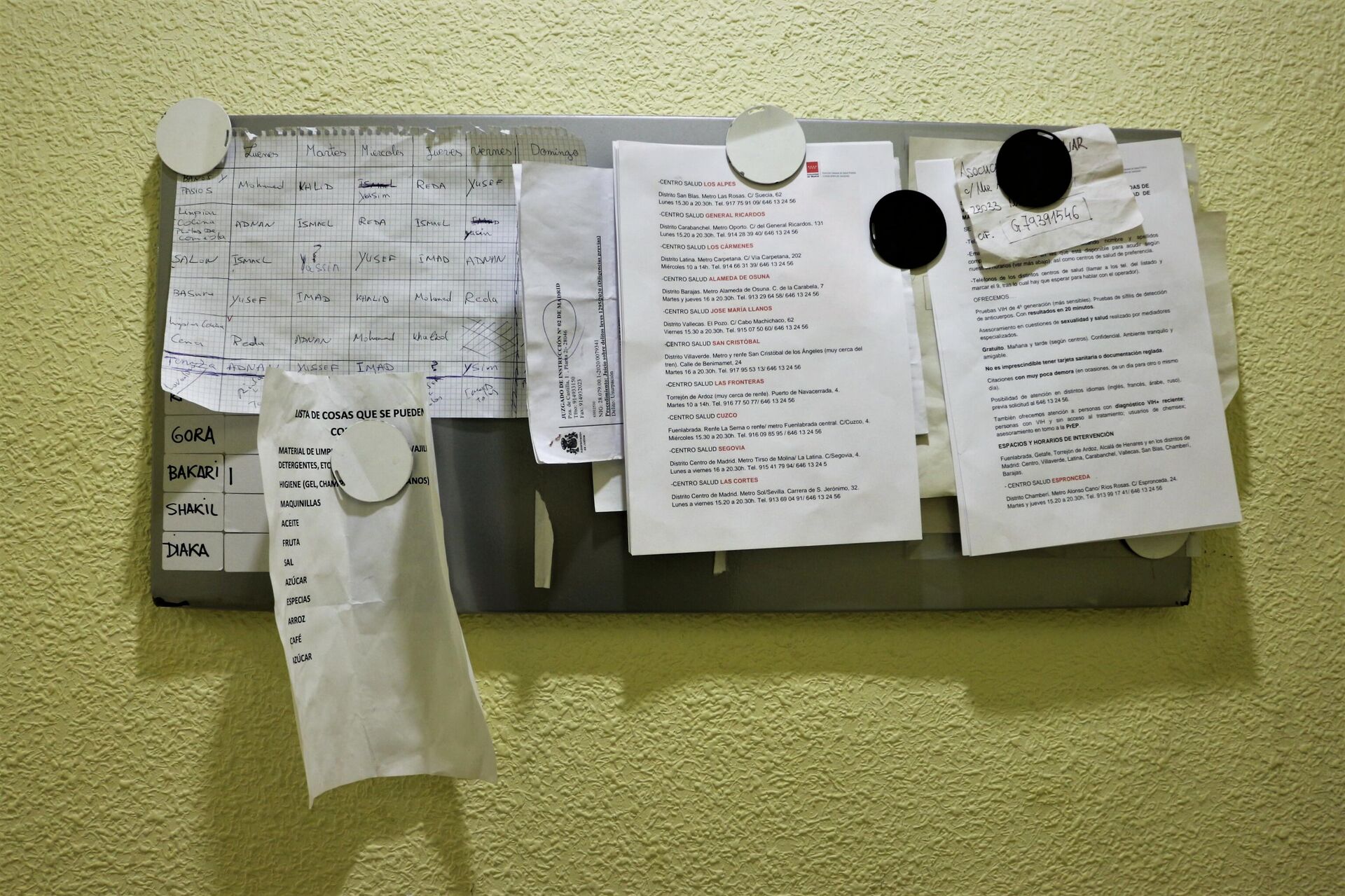 Tablón con números de interés y reparto de tareas en el pido de Madrid de la asociación El Olivar - Sputnik Mundo, 1920, 14.12.2021