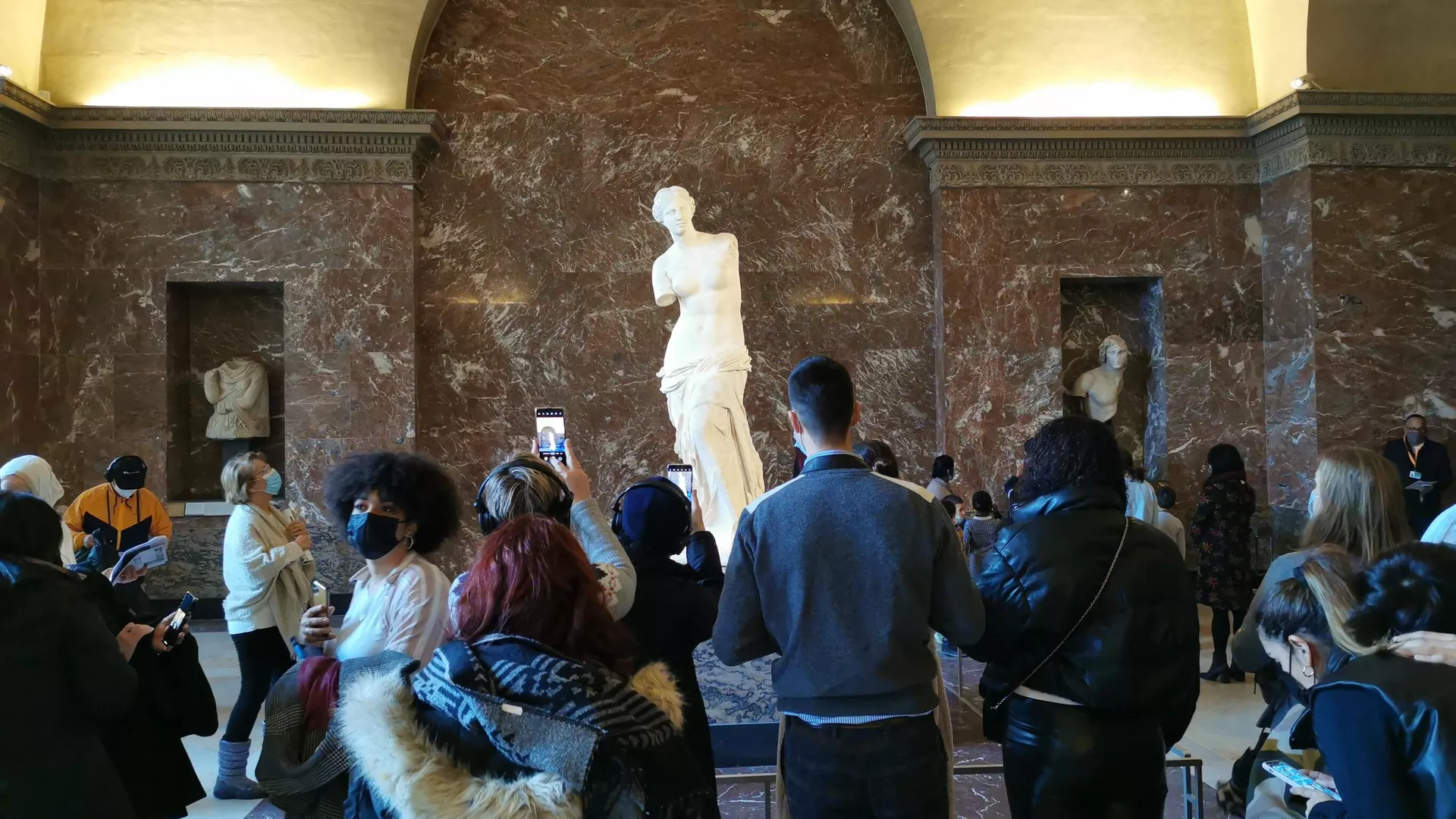 Turistas frente a la 'Venus' de Milo (Museo del Louvre, París) Turistas frente a la 'Venus' de Milo (Museo del Louvre, París) - Sputnik Mundo, 1920, 15.12.2021