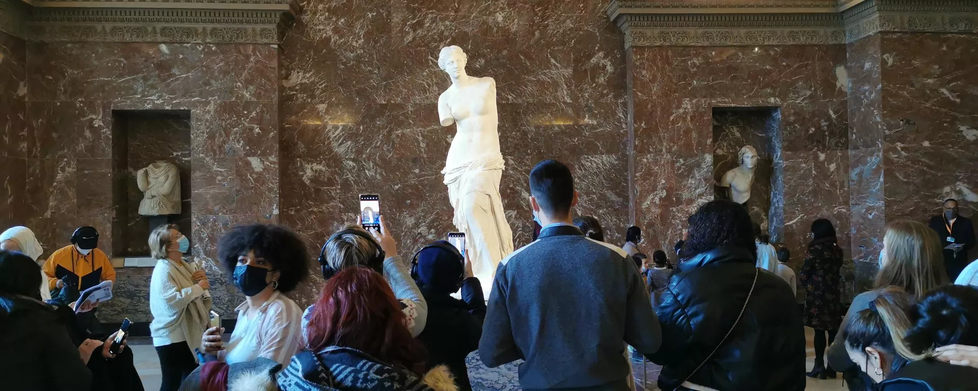 Turistas frente a la 'Venus' de Milo (Museo del Louvre, París) Turistas frente a la 'Venus' de Milo (Museo del Louvre, París) - Sputnik Mundo, 1920, 09.06.2022