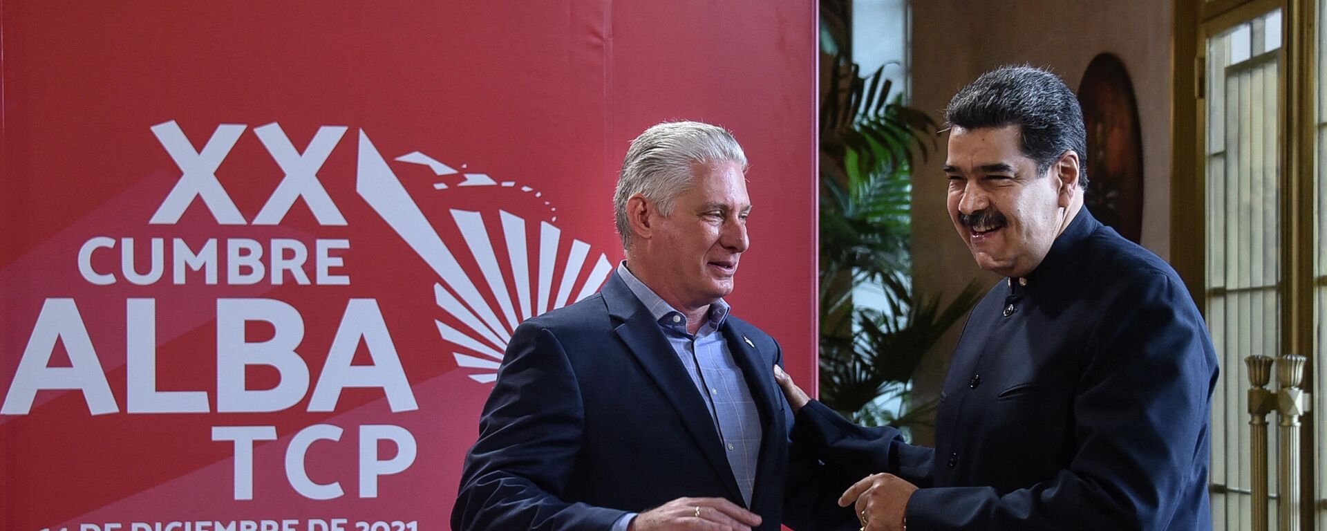 Los presidentes de Cuba y Venezuela, Miguel Díaz-Canel y Nicolás Maduro, en la XX Cumbre de ALBA-TCP - Sputnik Mundo, 1920, 14.12.2021