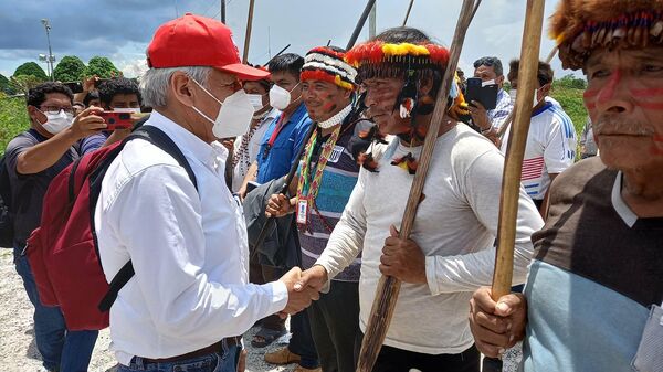 El ministro de Energía y Minas de Perú, Eduardo González Toro, dialoga con comunidades indígenas - Sputnik Mundo