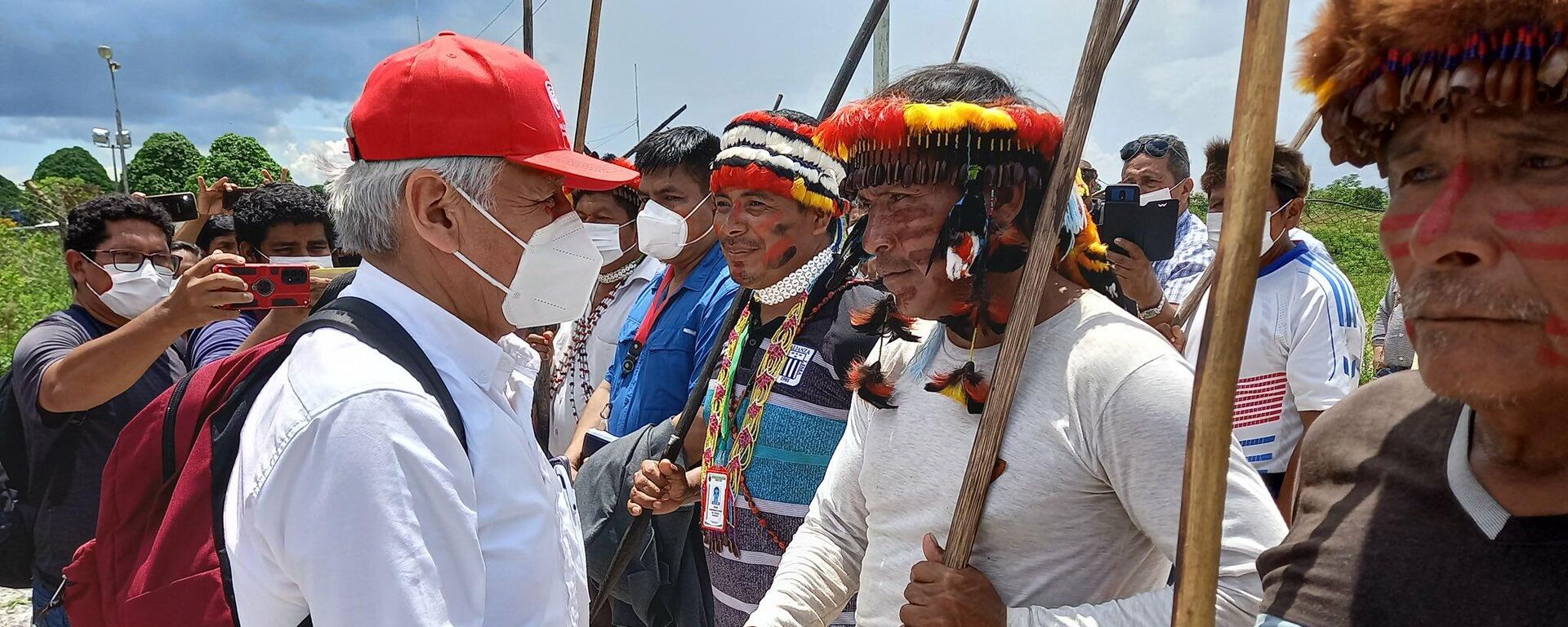 El ministro de Energía y Minas de Perú, Eduardo González Toro, dialoga con comunidades indígenas El ministro de Energía y Minas de Perú, Eduardo González Toro, dialoga con comunidades indígenas - Sputnik Mundo, 1920, 14.12.2021