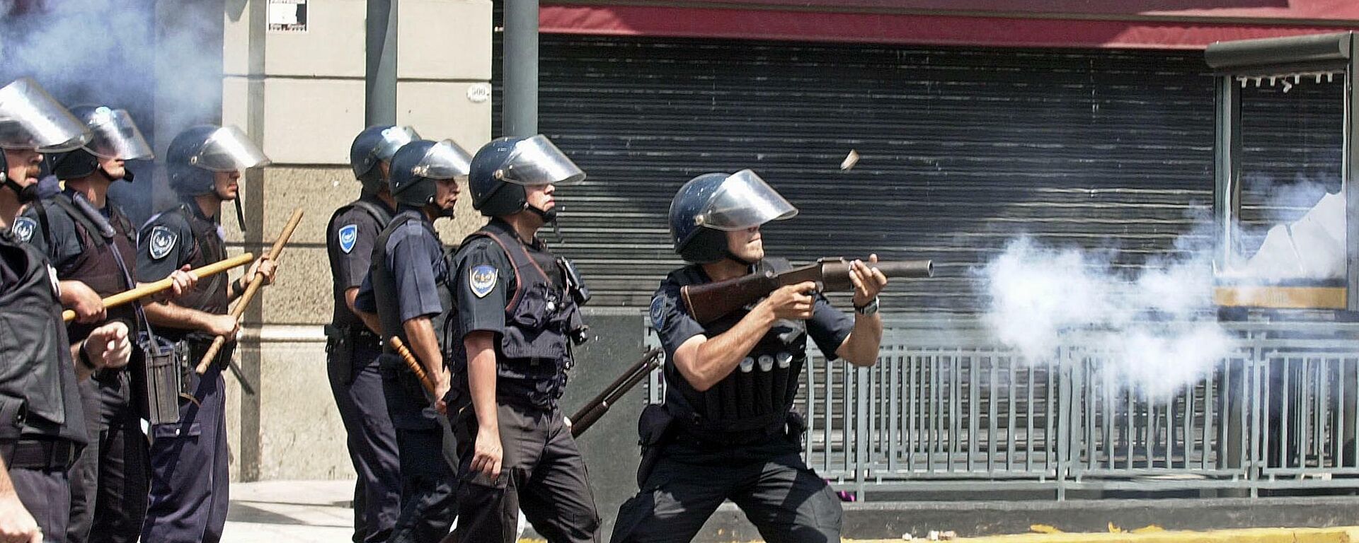 Policía argentina durante las protestas en la Plaza de Mayo en Buenos Aires Policía argentina durante las protestas en la Plaza de Mayo en Buenos Aires - Sputnik Mundo, 1920, 14.12.2021