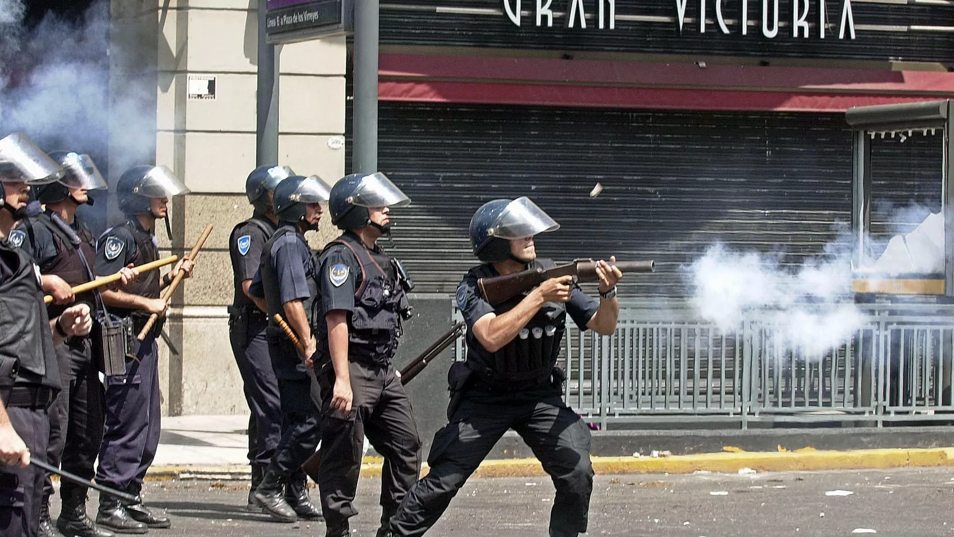Policía argentina durante las protestas en la Plaza de Mayo en Buenos Aires Policía argentina durante las protestas en la Plaza de Mayo en Buenos Aires - Sputnik Mundo, 1920, 14.12.2021