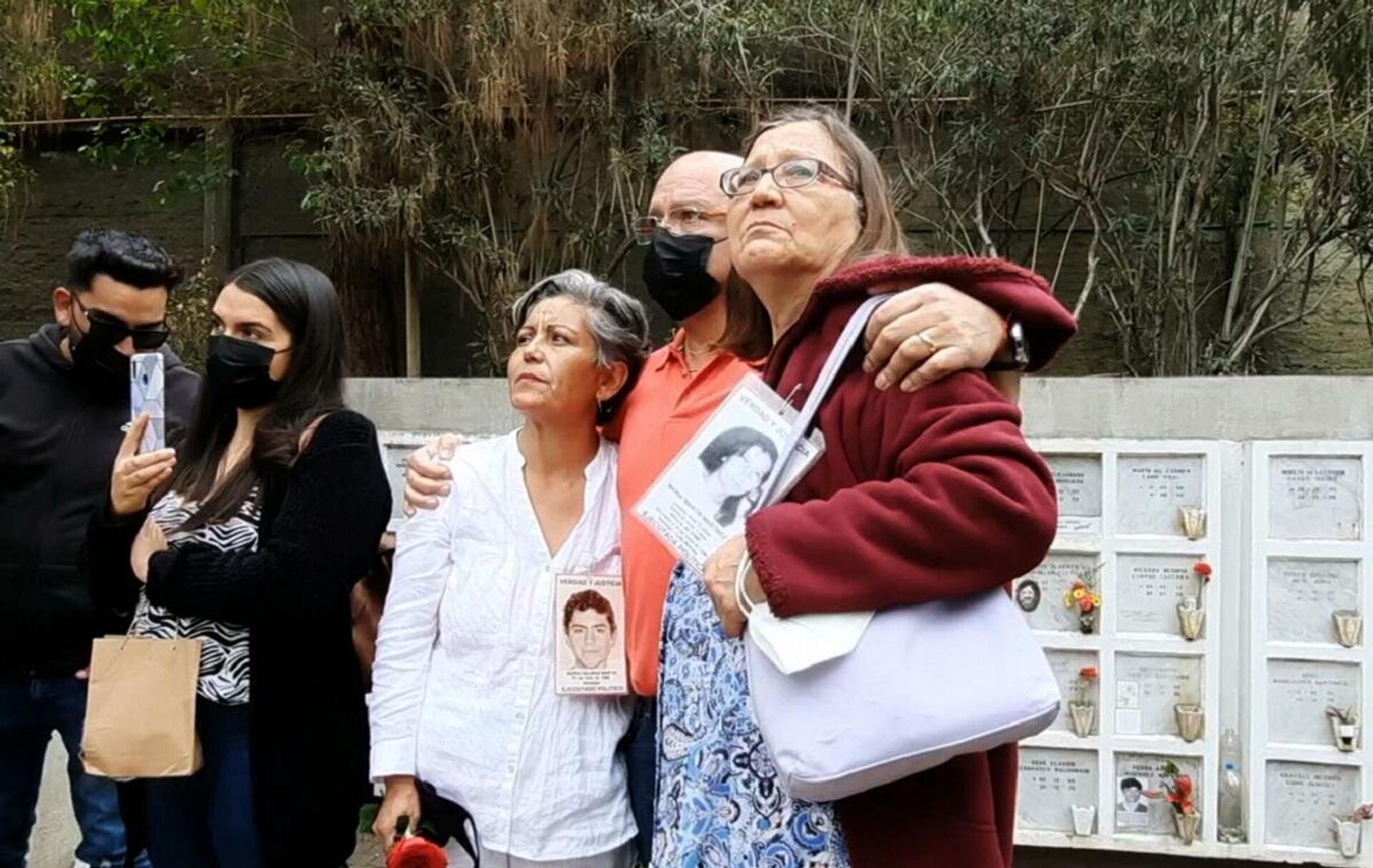 Matilde Martín junto a su hijo y su sobrina en el homenaje en el cementerio - Sputnik Mundo, 1920, 15.12.2021