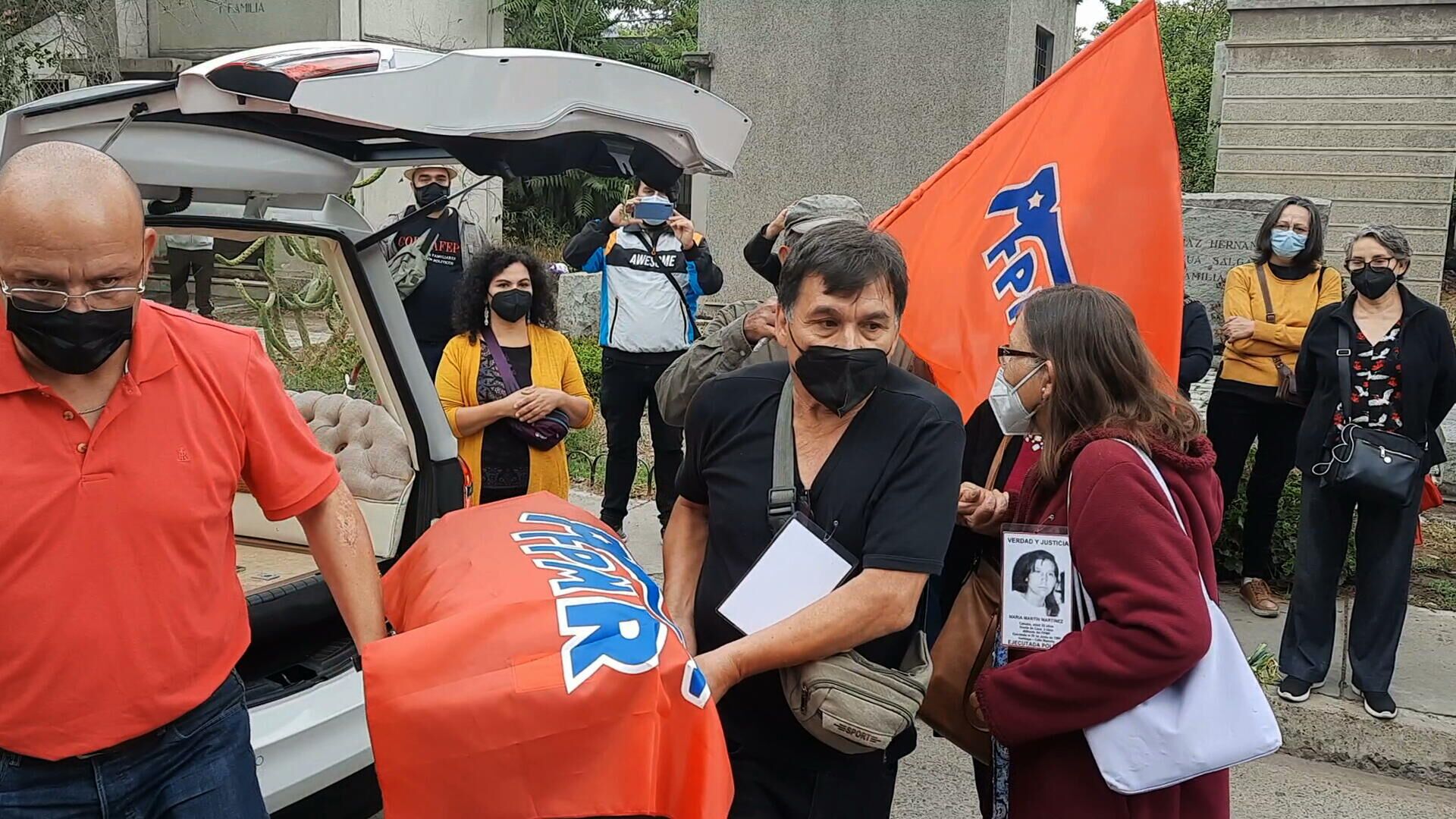 Jorge Martín (de negro) llevando uno de lo féretros - Sputnik Mundo, 1920, 15.12.2021