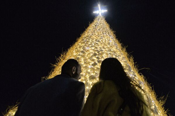 Un gigantesco árbol de Navidad hueco en Qaraqosh, también conocido como Baghdeda, en la provincia de Nínive, en Irak. Esta urbe, situada cerca de las ruinas de las antiguas ciudades asirias de Nimrud y Nínive, está habitada mayoritariamente por cristianos. - Sputnik Mundo