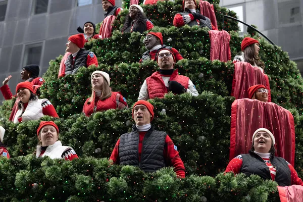 Un árbol de Navidad de la ciudad de Nueva York, en Estados Unidos. Una plataforma con un improvisado árbol compuesto por los miembros del coro navideño de empleados de Macy's, la cadena de tiendas más antigua de Estados Unidos, sigue cada año el recorrido del desfile del Día de Acción de Gracias en el centro de Manhattan. Un árbol de Navidad de la ciudad de Nueva York, en Estados Unidos. Una plataforma con un improvisado árbol compuesto por los miembros del coro navideño de empleados de Macy's, la cadena de tiendas más antigua de Estados Unidos, sigue cada año el recorrido del desfile del Día de Acción de Gracias en el centro de Manhattan. - Sputnik Mundo