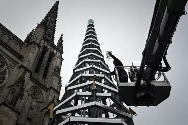 La instalación de un árbol de Navidad de 11 metros hecho de acero y de vidrio reciclado en Burdeos, Francia. Este árbol de Navidad, de presupuesto modesto para la urbe, se instalará durante otros cuatro años en la plaza Pey-Berlan, frente a la catedral de Saint-André, justo enfrente del Ayuntamiento. La instalación de un árbol de Navidad de 11 metros hecho de acero y de vidrio reciclado en Burdeos, Francia. Este árbol de Navidad, de presupuesto modesto para la urbe, se instalará durante otros cuatro años en la plaza Pey-Berlan, frente a la catedral de Saint-André, justo enfrente del Ayuntamiento. - Sputnik Mundo
