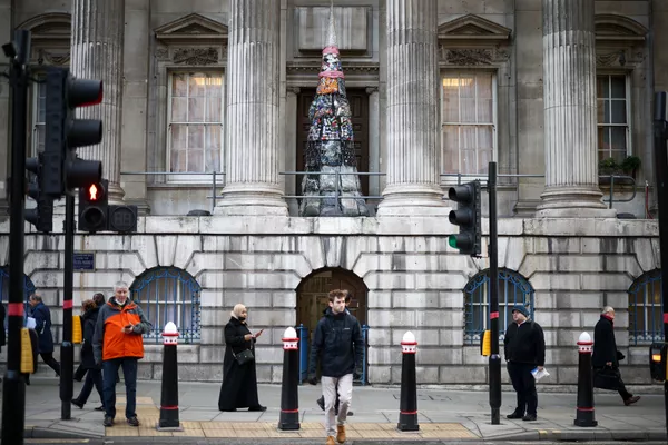 En el balcón de las Mansion Houses, la residencia del alcalde de Londres, se ha colocado un árbol de Navidad hecho con residuos. De este modo, las autoridades de la ciudad decidieron recordar el consumo excesivo normalmente asociado a las celebraciones de estas fechas y de Año Nuevo. En el balcón de las Mansion Houses, la residencia del alcalde de Londres, se ha colocado un árbol de Navidad hecho con residuos. De este modo, las autoridades de la ciudad decidieron recordar el consumo excesivo normalmente asociado a las celebraciones de estas fechas y de Año Nuevo. - Sputnik Mundo