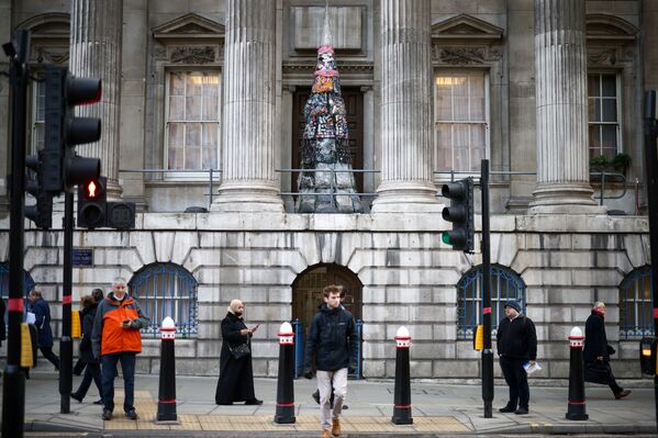 En el balcón de las Mansion Houses, la residencia del alcalde de Londres, se ha colocado un árbol de Navidad hecho con residuos. De este modo, las autoridades de la ciudad decidieron recordar el consumo excesivo normalmente asociado a las celebraciones de estas fechas y de Año Nuevo. - Sputnik Mundo