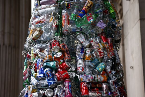 Un árbol de Navidad hecho con residuos en el balcón de la residencia del alcalde de Londres. - Sputnik Mundo