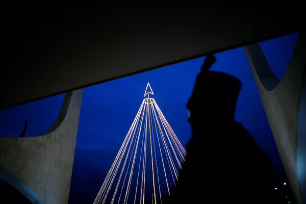 Un miembro de la Guardia Presidencial frente al árbol de Navidad en el exterior del Palacio del Planalto en Brasilia, Brasil. Un miembro de la Guardia Presidencial frente al árbol de Navidad en el exterior del Palacio del Planalto en Brasilia, Brasil. - Sputnik Mundo