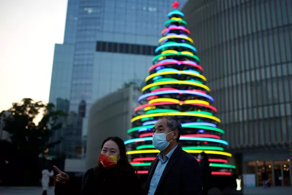 Un árbol de Navidad hecho con aros de luz en el exterior de un centro comercial de Shanghai. Un árbol de Navidad hecho con aros de luz en el exterior de un centro comercial de Shanghai. - Sputnik Mundo