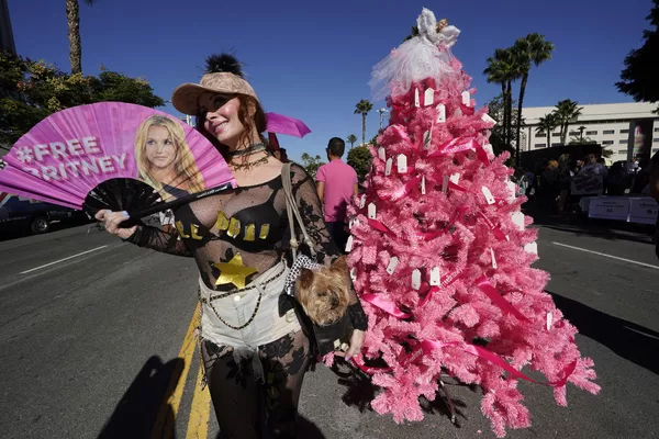 Un árbol de Navidad 'Free Britney' colocado por los fans de Britney Spears a las puertas del juzgado donde se celebraba la vista en la que debía decidirse si se le retiraba la tutela al padre. Un árbol de Navidad 'Free Britney' colocado por los fans de Britney Spears a las puertas del juzgado donde se celebraba la vista en la que debía decidirse si se le retiraba la tutela al padre. - Sputnik Mundo