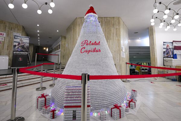 Un árbol de Navidad hecho con frascos de la vacuna contra el COVID-19 en un centro de vacunación de Bucarest (Rumanía). El árbol de tres metros ha necesitado 19.000 viales vacíos, los cuales el personal del centro ha estado recogiendo desde marzo de 2021. - Sputnik Mundo