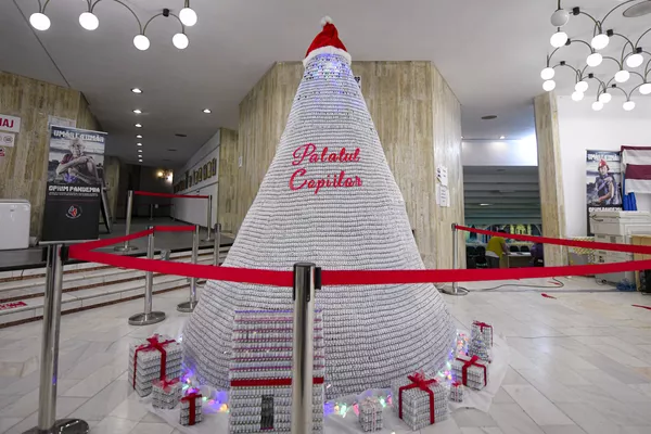 Un árbol de Navidad hecho con frascos de la vacuna contra el COVID-19 en un centro de vacunación de Bucarest (Rumanía). El árbol de tres metros ha necesitado 19.000 viales vacíos, los cuales el personal del centro ha estado recogiendo desde marzo de 2021. Un árbol de Navidad hecho con frascos de la vacuna contra el COVID-19 en un centro de vacunación de Bucarest (Rumanía). El árbol de tres metros ha necesitado 19.000 viales vacíos, los cuales el personal del centro ha estado recogiendo desde marzo de 2021. - Sputnik Mundo