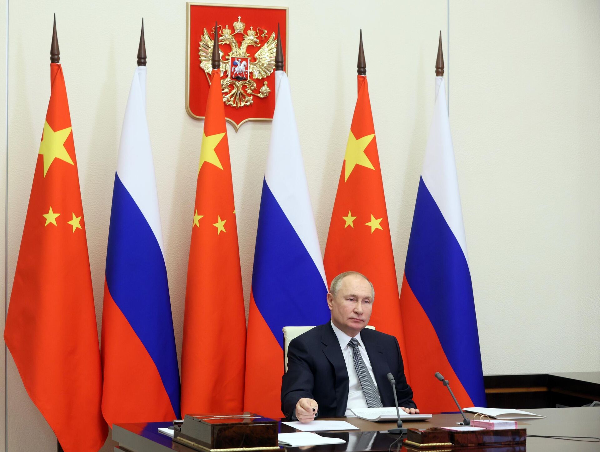 El presidente de Rusia, Vladímir Putin, en una videoconferencia con el líder chino, Xi Jinping - Sputnik Mundo, 1920, 15.12.2021
