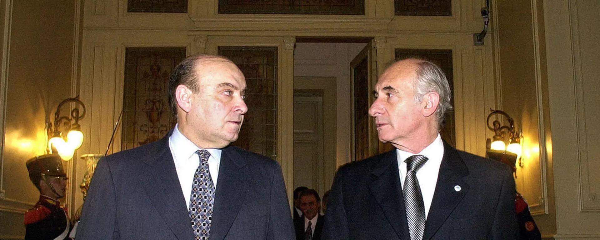 El exministro de Economía argentino Domingo Cavallo junto al expresidente argentino Fernando de la Rúa El exministro de Economía argentino Domingo Cavallo junto al expresidente argentino Fernando de la Rúa - Sputnik Mundo, 1920, 15.12.2021
