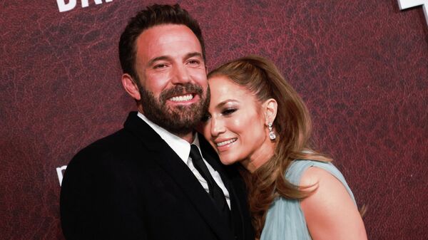 Ben Affleck junto a Jennifer Lopez - Sputnik Mundo