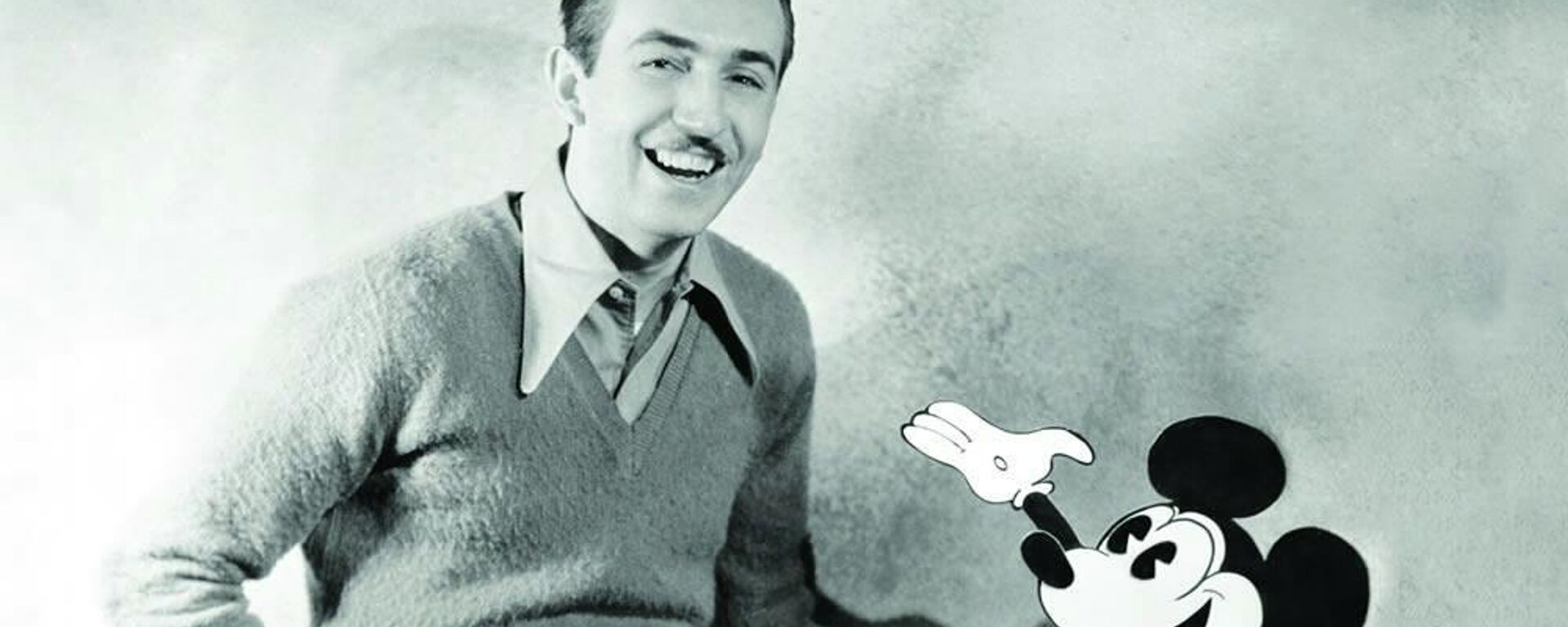 Walt Disney y su personaje estrella: Mickey Mouse. Walt Disney y su personaje estrella: Mickey Mouse. - Sputnik Mundo, 1920, 15.12.2021