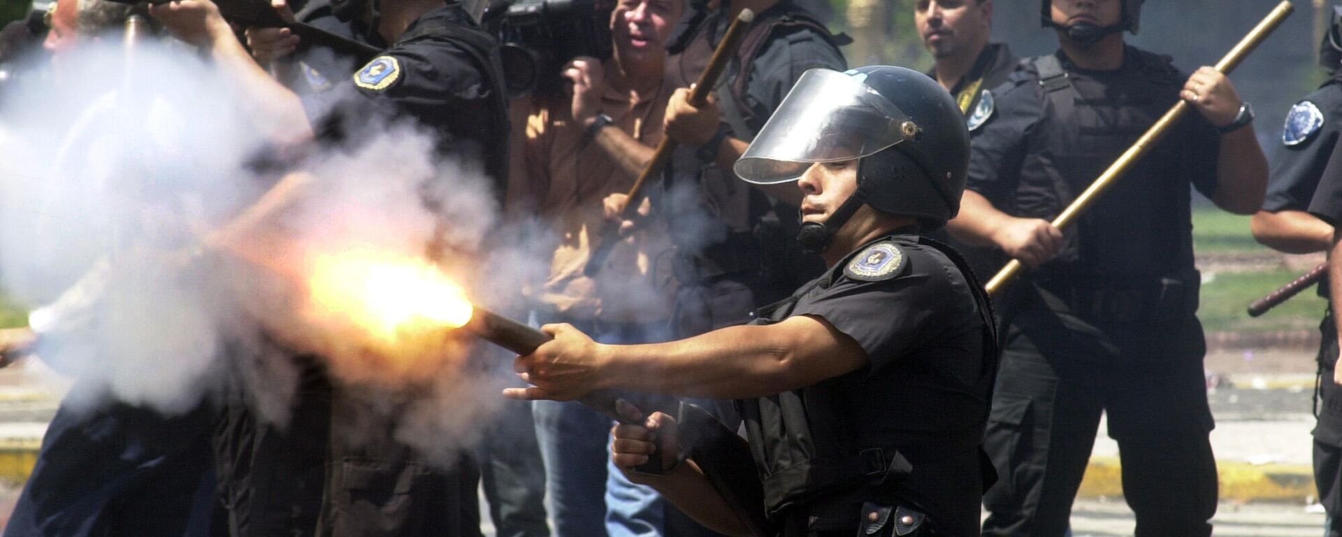 Policía argentina reprime a manifestantes durante el estallido de diciembre de 2001 - Sputnik Mundo, 1920, 18.12.2021