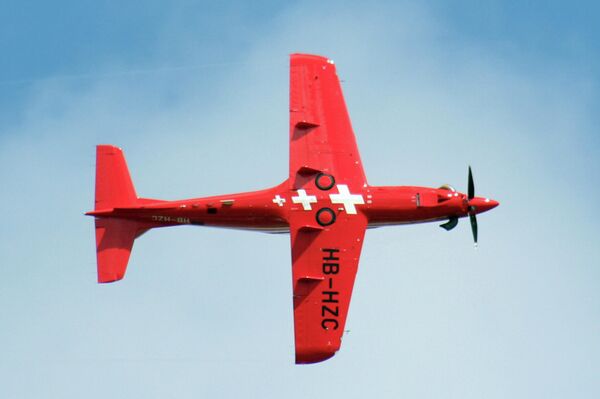 Parte inferior de un PC-21 en vuelo - Sputnik Mundo