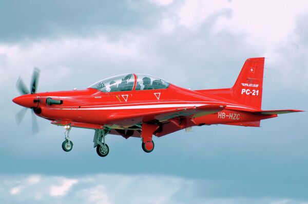 Imagen lateral de un Pilatus PC-21 - Sputnik Mundo