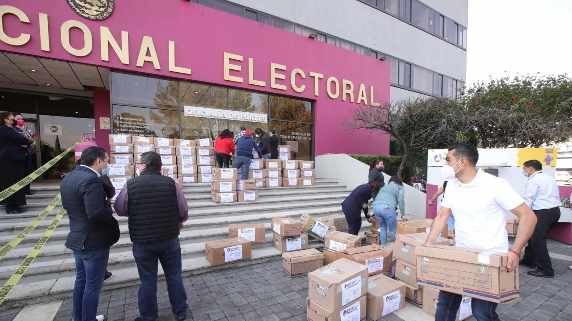 Entrega de firmas para la revocación de mandato en la sede del Instituto Nacional Electoral de México