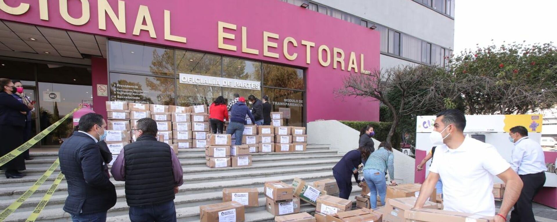 Entrega de firmas para la revocación de mandato en la sede del Instituto Nacional Electoral de México - Sputnik Mundo, 1920, 13.01.2022