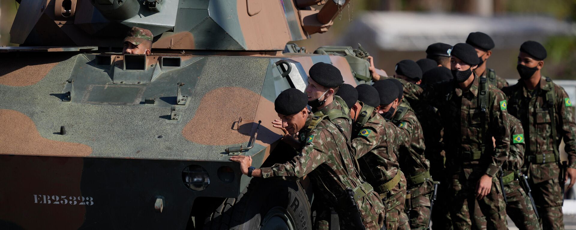 Soldados del Ejército de Brasil durante el Día del Soldado de 2021 en Brasilia - Sputnik Mundo, 1920, 16.12.2021