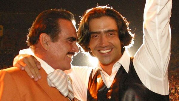 Vicente Fernández junto a su hijo Alejandro, foto de archivo - Sputnik Mundo