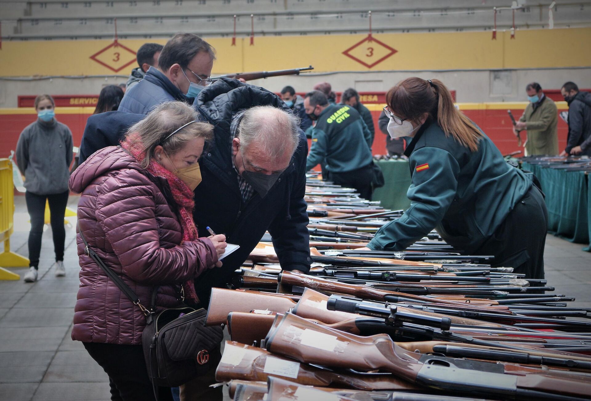 Asistentes a la subasta de armas de la Guardia Civil en la localidad madrileña de Moralzarzal - Sputnik Mundo, 1920, 17.12.2021