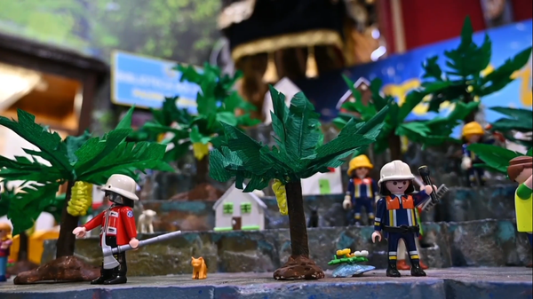 El belén con figuras de Playmobil que recrea la erupción del volcán de La Palma en una iglesia de Madrid - Sputnik Mundo