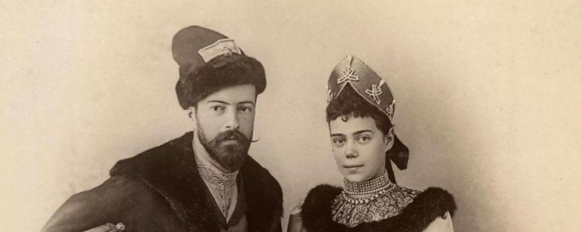 La gran duquesa Xenia junto a su esposo, Alejandro Románov, en 1894 La gran duquesa Xenia junto a su esposo, Alejandro Románov, en 1894 - Sputnik Mundo, 1920, 17.12.2021