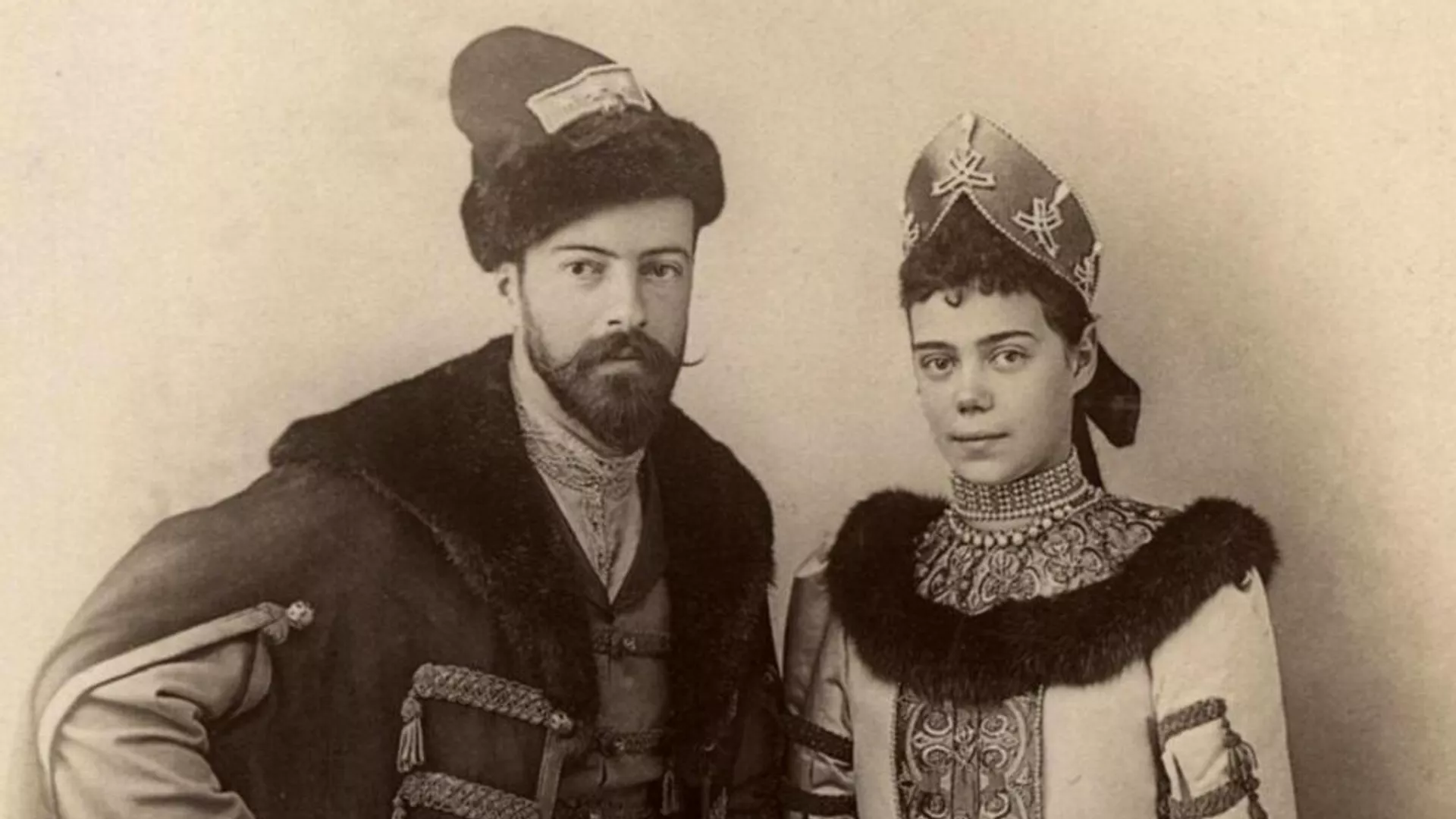 La gran duquesa Xenia junto a su esposo, Alejandro Románov, en 1894 La gran duquesa Xenia junto a su esposo, Alejandro Románov, en 1894 - Sputnik Mundo, 1920, 17.12.2021