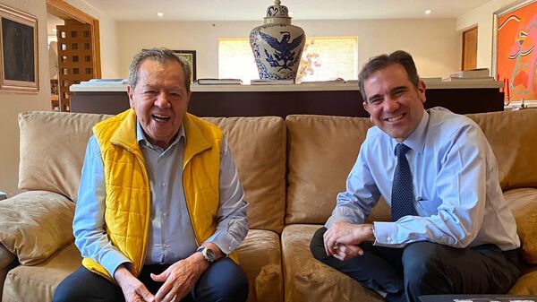 El parlamentario Porfirio Muñoz Ledo con el consejero presidente del INE, Lorenzo Córdova. - Sputnik Mundo