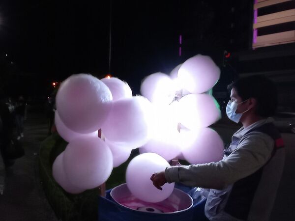 Las fiestas de fin de año representan una oportunidad inmejorable para quienes necesitan trabajar. La alta circulación de personas con dinero en sus bolsillos hace que prácticamente todos los emprendimientos realizados en el marco de la Navidad sean redituables. Luego de un 2020 marcado por la pandemia de COVID-19 y las pésimas decisiones económicas del Gobierno de facto, este 2021 el Producto Interno Bruto (PIB) del país creció un 9,4% en el primer semestre. - Sputnik Mundo