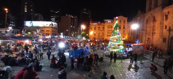 La plaza San Francisco, en la ciudad de La Paz, alberga a la mayoría de las celebraciones sociales y políticas. En estos días, los alrededores del convento franciscano (construido en 1547) lucen atiborrados de comerciantes, compradores y motivos navideños. - Sputnik Mundo