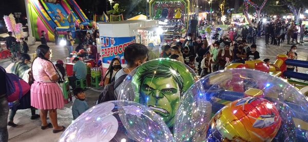 El paseo del Prado de la ciudad de Cochabamba se convirtió en un parque de diversiones, que cada noche reúne a cientos de familias que disfrutan rodearse del colorido navideño. Padres y madres tienen que perseguir a sus niñas y niños, quienes saltan de juego en juego, piden que les compren juguetes y que los acompañen en los trencitos que recorren las avenidas comandados por papás noeles. - Sputnik Mundo
