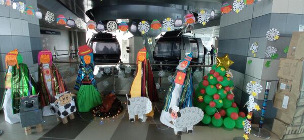Las estaciones de teleférico de la ciudad de El Alto se llenaron de pesebres y adornos con motivos navideños y también andinos. En la cultura Aymara existe el Ekeko, un personaje que comparte su abundancia con la población y vendría a ser la versión andina de Papá Noel. Alasitas, la fiesta del Ekeko, se realizará en enero de 2022 en La Paz. - Sputnik Mundo